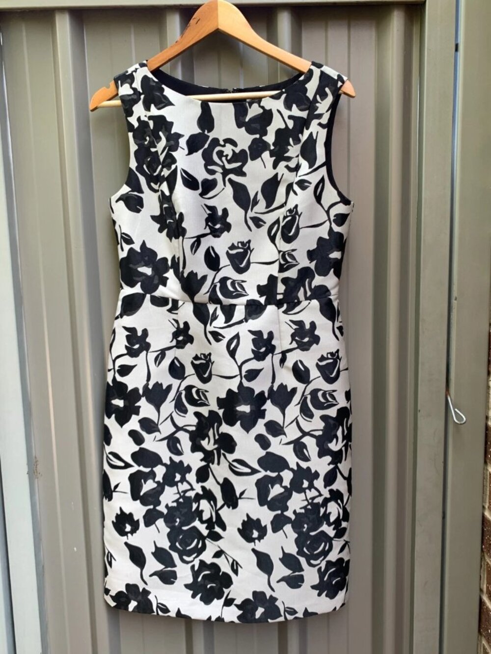 A sleeveless formal evening dress, suitable for ladies to wear